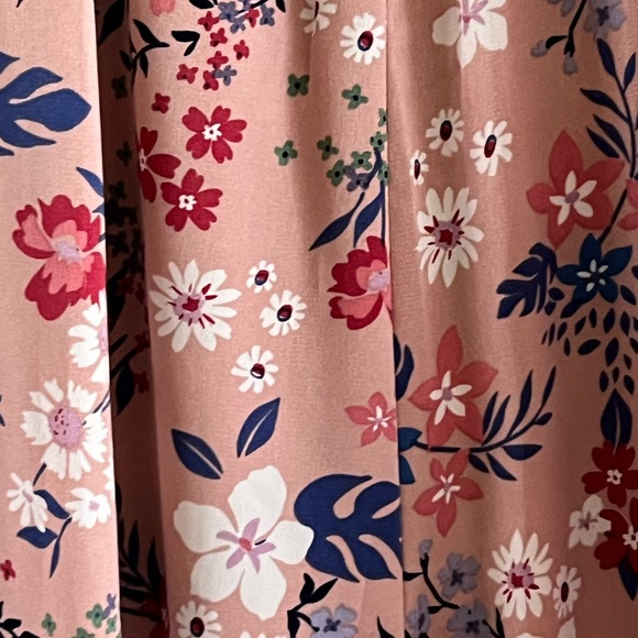 Found on Amazon jumpsuit with pink background and floral design, square neckline - Picture 3 of 3